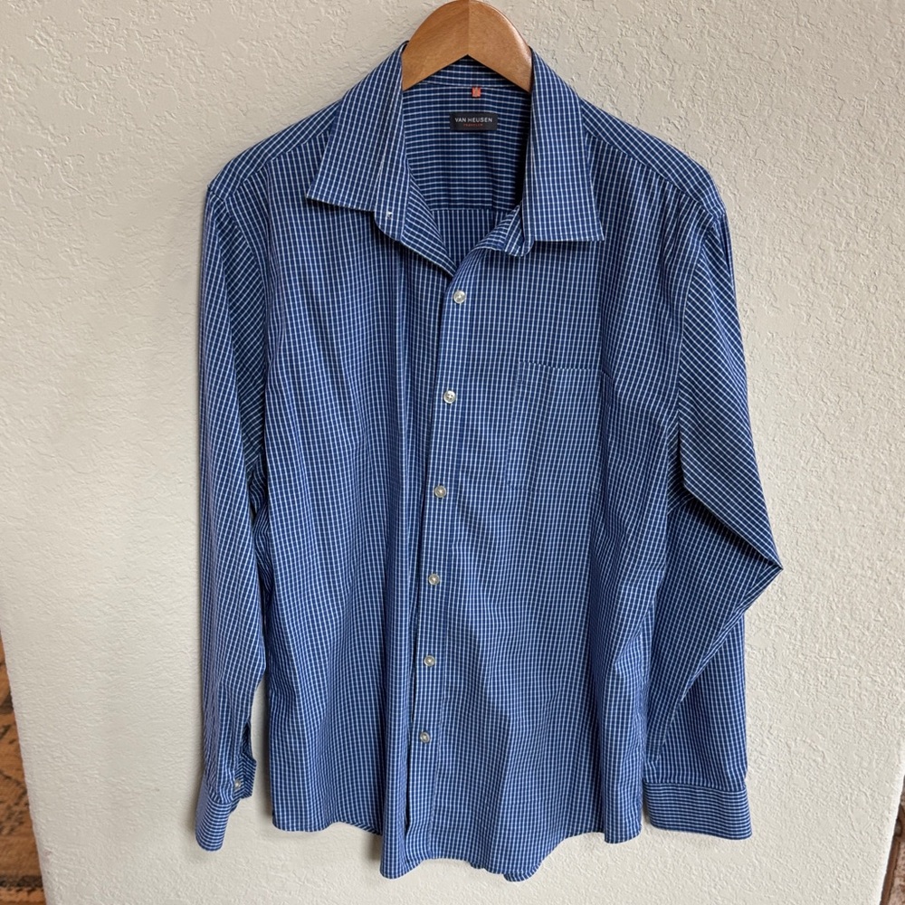 Men's Van Van Heusen Traveler Blue checkered Button Down Shirt Size L